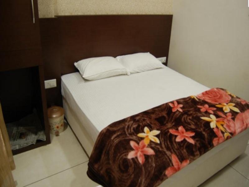 Hotel Poonam Palace อุจเจน ภายนอก รูปภาพ