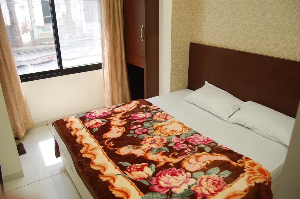 Hotel Poonam Palace อุจเจน ภายนอก รูปภาพ